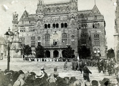 Magyarország, budai Vár, Budapest I., Szentháromság tér, balra a Szentháromság-szobor, mögötte a Pénzügyminisztérium., 1912, Sütő János, Budapest, Fortepan #171581