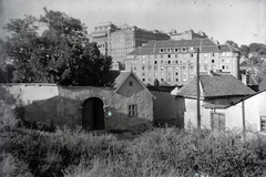 Magyarország, Tabán, Budapest I., kilátás a Harkály utcától, élőtérben a Holdvilág utca, háttérben a Bethlen-udvar és a Királyi Palota (később Budavári Palota)., 1928, Sütő János, Budapest, Fortepan #171598