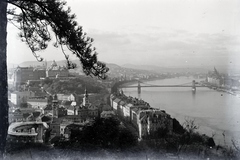 Magyarország, Gellérthegy, Budapest I., kilátás a Királyi Palota (később Budavári Palota) és a Széchenyi Lánchíd felé., 1928, Sütő János, Budapest, Fortepan #171601