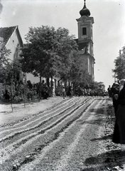 Magyarország, Budaörs, Szabadság út (József főherceg utca) a Nepomuki Szent János-templom felé nézve. Úrnapi körmenet virágszőnyege., 1930, Sütő János, Fortepan #171617