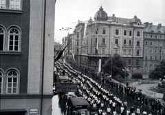 Ausztria, Innsbruck, a Wilhelm-Greil-Straße sarkától a Brixner Strasse felé nézve, jobbra a Bozner Platz és a Rudolfsbrunnen részlete látszik, 1931, Sütő János, felvonulás, Fortepan #171631