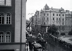 Ausztria, Innsbruck, a Wilhelm-Greil-Straße sarkától a Brixner Strasse felé nézve, jobbra a Bozner Platz és a Rudolfsbrunnen részlete látszik, 1931, Sütő János, felvonulás, Fortepan #171632