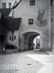 Ausztria, Bludenz, Oberes Tor, a Herrengasse felöl a Mutterstrasse felé nézve., 1926, Sütő János, freskó, kaputorony, Fortepan #171633