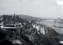 Magyarország, Budapest I., kilátás a Gellérthegyről a budai Vár és a Széchenyi Lánchíd felé, előtérben a Szent Gellért szobor., 1933, Sütő János, Budapest, Fortepan #171655