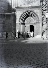 Magyarország, budai Vár, Budapest I., Szentháromság tér, a Mátyás-templom főbejárata., 1926, Sütő János, Budapest, Fortepan #171665