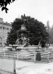 Ausztria, Innsbruck, Rennnweg, Leopoldsbrunnen, balra a Hofburg., 1927, Sütő János, lovas szobor, szökőkút, Fortepan #171670