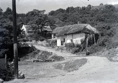 Magyarország, Balatonfüred, Régi temető utca 1., Siske-malom., 1927, Sütő János, hordó, malom, nádtető, villanyoszlop, parasztház, Fortepan #171672