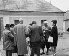 Magyarország, Szentendre, jobbra Vadas Ernő fényképész, fotóművész, a felvétel a World Press Photo-díjas fotográfus fotósétáján készült., 1960, Giltán Tivadar, fényképezőgép, háttal, bricsesz, csoportosulás, Fortepan #171706