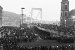 Magyarország, Budapest V., Március 15. tér, Erzsébet híd pesti hídfő, jobbra a Belvárosi templom. A felvétel a híd avatásakor készült., 1964, Giltán Tivadar, Budapest, Fortepan #171709