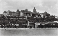 Magyarország, Budapest I., a Királyi Palota (később Budavári Palota) a Dunáról nézve. Előtérben a Várkert Bazár és a Lánchíd utca házai., 1930, TEHTUBE, Budapest, Fortepan #171711