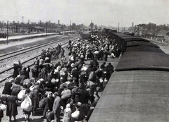 Poland, Oświęcim, az auschwitz–birkenaui koncentrációs tábor., 1944, Lili Jacob, holocaust, suitcase, rail, judaism, antisemitism, bundle, concentration camp, striped dress, Holocaust train, Fortepan #172002