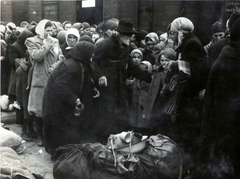 Lengyelország, Oświęcim, az auschwitz–birkenaui koncentrációs tábor., 1944, Lili Jacob, holokauszt, bögre, zsidóság, antiszemitizmus, mosdótál, koncentrációs tábor, deportálóvonat, Fortepan #172004