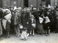 Poland, Oświęcim, az auschwitz–birkenaui koncentrációs tábor., 1944, Lili Jacob, holocaust, coach, judaism, antisemitism, squatting, concentration camp, yellow star, Holocaust train, Fortepan #172010