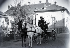 Magyarország, Zalaegerszeg, Jákum Ferenc utca 10., Morandini Tamás építész háza az udvar felől., 1912, Göcseji Múzeum / Morandini-Schlemmer hagyaték, hintó, kocsis, Fortepan #172187