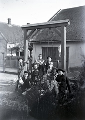 Magyarország, Zalaegerszeg, Jákum Ferenc utca 10., Morandini Tamás építész háza., 1911, Göcseji Múzeum / Morandini-Schlemmer hagyaték, hinta, csoportkép, kutya, gyerekek, hintaló, Fortepan #172189