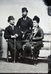 Hungary, a padon Beksics Gusztáv és Beksics Gusztávné Bogdanovics Krisztina., 1900, Göcseji Múzeum / Morandini-Schlemmer hagyaték, portrait, hat, tableau, men, umbrella, studio, woman, beard, three people, Fortepan #172594