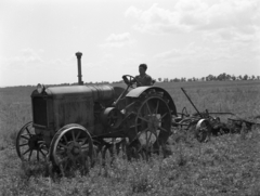 Magyarország, Enying, Alsótekeres-puszta, ekkor az önálló Balatonbozsok község része, ma mindkettő a város része. Schrikker uradalom., 1938, Ormos Imre Alapítvány, Ormos Imre, traktor, eke, talajművelés, borona, Fortepan #173112