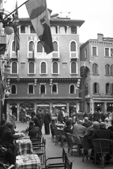 Olaszország, Velence, Campo San Luca, szemben jobbra a Calle de le Balanze torkolata., 1938, Ormos Imre Alapítvány, Ormos Imre, zászló, kávéház, terasz, Fortepan #173127