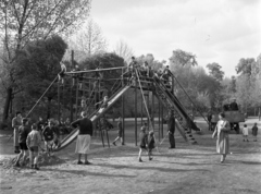 Magyarország, Budapest VIII., II. János Pál pápa (Tisza Kálmán) tér., 1942, Ormos Imre Alapítvány, Ormos Imre, játszótér, gyerekjáték, Budapest, Fortepan #173145