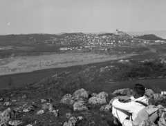 Magyarország,Balaton, Tihany, Gejzírmező, kilátás az Aranyház nevű hévforráskúpról a Belső-tó és a Bencés Apátság felé., 1942, Ormos Imre Alapítvány, Ormos Imre, Fortepan #173148