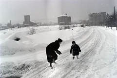 Magyarország, Budapest XII., Apor Vilmos tér (Pilsudszky út) a Törpe utca felől nézve. Balra a Felső-krisztinavárosi Keresztelő Szent János-templom, középen a plébánia épülete, jobbra a Szendi utca sarkán álló lakóház látszik., 1942, Ormos Imre Alapítvány, Ormos Imre, Budapest, Fortepan #173192