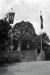 Németország, Lipcse, Aachener Strasse 7., Dr. Schreber kiskert egyesület (később Kleingärtnerverein "Dr. Schreber" e.V.)., 1938, Ormos Imre Alapítvány, Ormos Imre, felirat, horogkereszt, zászló, kerítés, Fortepan #173218