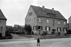 Németország, Mülheim an der Ruhr, Max-Halbach-Strasse 82, a kép a Bromersfeldstrasse felöl készült., 1938, Ormos Imre Alapítvány, Ormos Imre, horogkereszt, zászló, hitlerjugend, Fortepan #173235