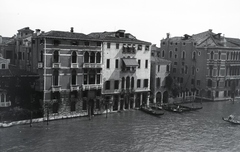 Olaszország, Velence, kilátás a Palazzo Pesaro-ból a Canal Grande-ra, jobb szélen a Palazzo Fontana Rezzonico, előtte a Rio di San Felice torkolata., 1938, Ormos Imre Alapítvány, Ormos Imre, kikötő, gondola, csatorna, Fortepan #173245