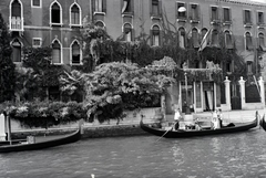 Olaszország, Velence, Canal Grande, balra a Palazzo Casa Ravà, jobbra a lépcsőknél a Riva del Vin és ott egy XV. századi épületben a La Porta d’Acqua étterem., 1938, Ormos Imre Alapítvány, Ormos Imre, Fortepan #173260