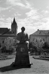 Románia,Erdély, Nagybánya, Rákóczi tér (Piaţa Libertăţii) a Magyar utca (Strada Crișan) torkolata és a Szent István torony felé nézve, előtérben Lendvay Márton szobra (Verő László, 1900.)., 1942, Ormos Imre Alapítvány, Ormos Imre, szobor, Fortepan #173281