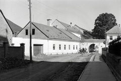 Románia,Erdély, Nagybánya, Templom köz (Strada Steampului), szemben az egykori pénzverde épülete (később Megyei Történelmi és Régészeti Múzeum)., 1942, Ormos Imre Alapítvány, Ormos Imre, Fortepan #173283