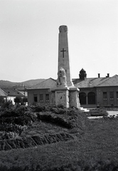 Magyarország, Esztergom, Hősök tere, I. világháborús emlékmű (Lányi Dezső, 1927.), háttérben a Községi Elemi Fiúiskola., 1942, Ormos Imre Alapítvány, Ormos Imre, Fortepan #173317