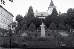 Magyarország, Balatonfüred, Honvéd utca 2-4., Honvéd tiszti üdülő, előtérben Horthy Miklós mellszobra., 1942, Ormos Imre Alapítvány, Ormos Imre, Fortepan #173328