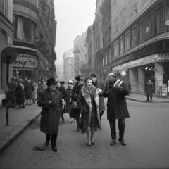 Magyarország, Budapest V., Váci utca, középen Aleksandra Śląska lengyel színművésznő, jobbra Dalos László újságíró, mögöttük Waclaw K. Grabowski, a Film Polski osztályvezetője., 1964, Kotnyek Antal, Budapest, Fortepan #173513