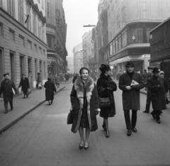 Magyarország, Budapest V., Váci utca, Aleksandra Śląska lengyel színművésznő, jobbra újsággal a kezében Waclaw K. Grabowski, a Film Polski osztályvezetője., 1964, Kotnyek Antal, Budapest, Fortepan #173514