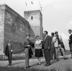 Magyarország, Gyula, Vár, előtérben Szabó Gyula, Stefanik Irén és Szirtes Ádám színművészek, a kép jobb szélén fehér ingben Miszlay István rendező. A felvétel Sárközi György: Dózsa című drámájának Gyulai Várszínházbeli próbaidőszakában készült., 1965, Kotnyek Antal, vár, Fortepan #173639