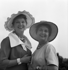 Hungary, Balogh Erzsi és Surányi Magda színművésznők., 1958, Kotnyek Antal, celebrity, hat, jewelry, photo aspect ratio: square, half-smile, Fortepan #173856