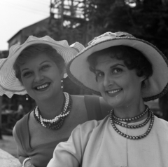 Hungary, Balogh Erzsi és Surányi Magda színművésznők., 1958, Kotnyek Antal, celebrity, hat, photo aspect ratio: square, women, smile, necklace, Fortepan #173857