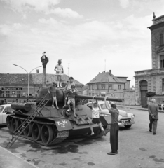 Magyarország,Balaton, Keszthely, Fő tér, a tank mögött a Szentháromság-szobor, jobbra a Vajda János Gimnázium épülete., 1965, Kotnyek Antal, rendszám, T-34 tank, Fortepan #173886