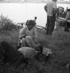 Magyarország, Leányfalu, Moór Marianna és Bárdy György színművészek A tettes ismeretlen című film forgatásán., 1957, Kotnyek Antal, képarány: négyzetes, híres ember, filmforgatás, Fortepan #173916