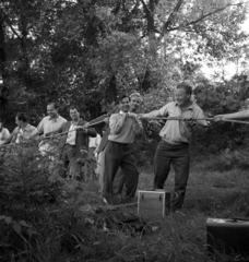 Magyarország, Leányfalu, A tettes ismeretlen című film forgatása., 1957, Kotnyek Antal, képarány: négyzetes, kötélhúzás, Fortepan #173921