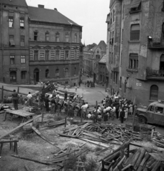 Magyarország, Budapest I., Hunyadi János út - Szalag utca sarok. A felvétel A tettes ismeretlen című Ranódy László rendezte film forgatásán készült., 1957, Kotnyek Antal, Budapest, utcakép, képarány: négyzetes, bámészkodás, filmforgatás, utcanévtábla, Fortepan #173927