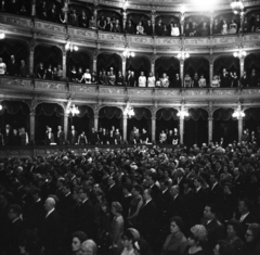 Hungary, Budapest VI., Andrássy út (Népköztársaság útja), Magyar Állami Operaház, az évadnyitó előadás közönsége a Himnuszt hallgatja. A felvétel 1965. szeptember 16-án készült., 1965, Kotnyek Antal, audience, auditorium, Budapest, Fortepan #173972