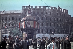 Magyarország, Budapest V., Nyugati (Marx) tér, balra a Bajcsy-Zsilinszky út, jobbra a Szent István körút, május 1-i felvonulók., 1946, Aszódi Zoltán, színes, Budapest, cirill írás, útjelző tábla, férfiak, rendőr, Karl Marx-ábrázolás, Fortepan #173983