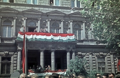 Magyarország, Budapest VI., Andrássy út 96. (ekkor a köztársasági elnök palotája), az erkélyről Tildy Zoltán köszönti a május 1-i felvonulókat., 1946, Aszódi Zoltán, színes, Budapest, nemzeti jelkép, Fortepan #173984