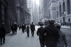 Amerikai Egyesült Államok, New York, Wall Street a Broadway felé nézve. Előtérben a William Street kereszteződése, szemben a Broadway-n a Szentháromság-templom (Trinity Church)., 1929, Aszódi Zoltán, felhőkarcoló, zászló, járókelő, Fortepan #174004