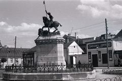 Románia,Erdély, Kolozsvár, Piata Lucian Blaga (ekkor Béke tér), a Kolozsvári-fivérek prágai Sárkányölő Szent György szobrának másolata., 1941, Aszódi Zoltán, hentesüzlet, Fortepan #174036