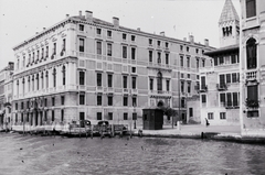 Olaszország, Velence, Canal Grande, szemben a Palazzo Grassi, jobbra a Chiesa di San Samuele tornya látható., 1932, Aszódi Zoltán, Fortepan #174054