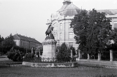 Románia,Erdély, Kolozsvár, Piata Lucian Blaga (ekkor Béke tér), a Kolozsvári-fivérek prágai Sárkányölő Szent György szobrának másolata., 1941, Aszódi Zoltán, Fortepan #174070