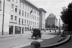 Románia,Erdély, Kolozsvár, Mikó utca (strada Clinicilor) a Béke tér (Piata Lucian Blaga) felé nézve, szemben az orvosegyetem egyik épülete., 1941, Aszódi Zoltán, lovaskocsi, Fortepan #174079